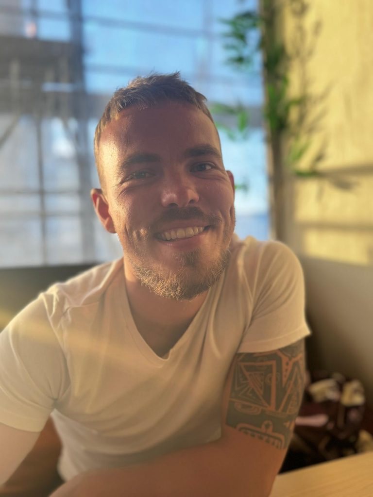 Rasmus Anton naeratamas päikesevalguses